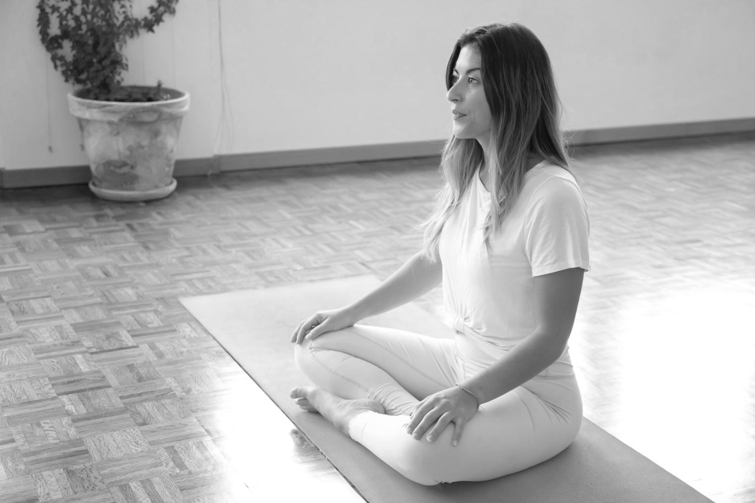 Учасники онлайн-вебінару виконують вправи на розтяжку